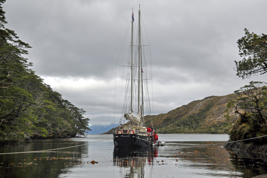 Die SY Anne-margaretha in einer Caleta (Bucht) in Patagonien